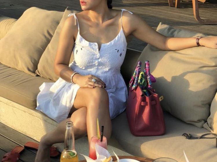 Pose Keren Shinta Bachir Saat Nongkrong di Kafe dan Masak