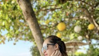 Ada lagi pose keren Shinta ketika sedang menunggu makanan di restoran pinggir pantai.  Foto: Instagram @shinta_bachir86 