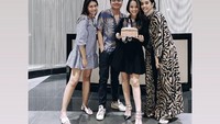 Wanita kelahiran 1986 ini juga sering memberikan kejutan ulang tahun ke teman-temannya. Salah satunya Shinta memberikan kue dengan desain alkohol ke temannya itu. Foto: Instagram @shinta_bachir86 