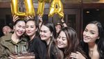 Pose Keren Shinta Bachir Saat Nongkrong di Kafe dan Masak