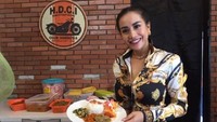 Ternyata, ibu satu ini juga punya bisnis kuliner loh! Ia menjual beberapa lauk pauk dan lokasi restorannya ada di dekat bandara. Foto: Instagram @shinta_bachir86 