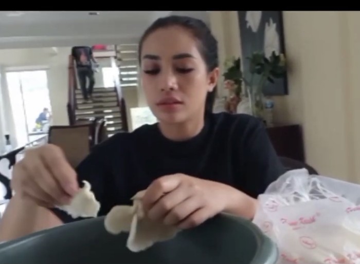 Pose Keren Shinta Bachir Saat Nongkrong di Kafe dan Masak