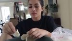 Pose Keren Shinta Bachir Saat Nongkrong di Kafe dan Masak