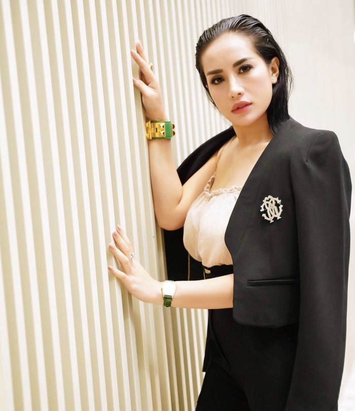 Pose Keren Shinta Bachir Saat Nongkrong di Kafe dan Masak Pose Keren Shinta Bachir Saat Nongkrong di Kafe dan Masak