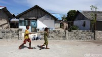 Mereka berjualan dengan cara berkeliling karena di desa ini tidak ada pasar untuk menjual ikan. Di Pulau Selaru, pasar hanya ada di Adaut yang jaraknya dari Eliasa kurang lebih 52 km. Waktu tempuh ke pasar itu sekitar 4 jam karena jalan yang ada hanya beralaskan bebatuan sirtu.