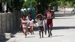 Potret Anak-anak Pulau Terluar Jualan Ikan Keliling Kampung Potret Anak-anak Pulau Terluar Jualan Ikan Keliling Kampung