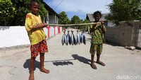 Anak-anak ini berkeliling setiap hari setelah pulang sekolah. Anak-anak berjualan ikan sudah menjadi tradisi di Pulau Selaru.