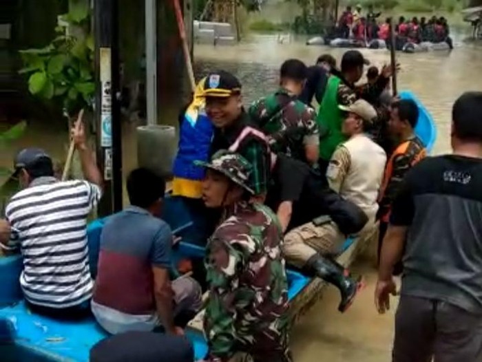 Proses evakuasi warga di lokasi banjir di Cilacap, Oktober 2022.