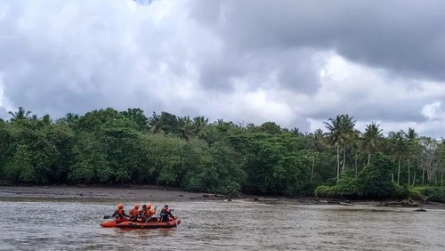 Proses pencarian orang hanyut di jembatan sungai atau Tukad Yeh Ho di wilayah loloan atau muara dan kawasan Pantai Abiankapas, Desa Beraban, Kecamatan Selemadeg Timur. (Istimewa)