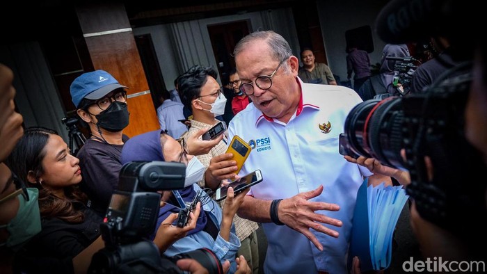 PSSI Kelar Dipanggil TGIPF, Iwan Bule ke Mana? PSSI selesai rapat bareng TGIPF tragedi Kanjuruhan di Kemenko Polhukam dan memberikan keterangan pers. Namun tidak terlihat wajah Ketum PSSI M Iriawan alias Iwan Bule.