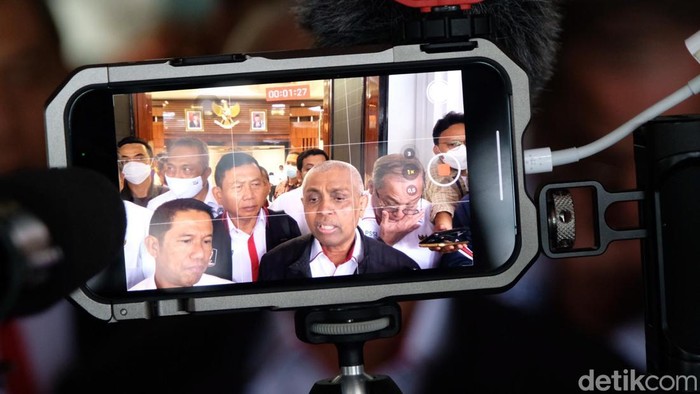 PSSI Kelar Dipanggil TGIPF, Iwan Bule ke Mana? PSSI selesai rapat bareng TGIPF tragedi Kanjuruhan di Kemenko Polhukam dan memberikan keterangan pers. Namun tidak terlihat wajah Ketum PSSI M Iriawan alias Iwan Bule.