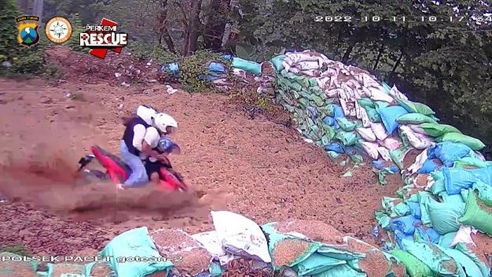 Rekaman CCTV motor yang ditumpangi satu keluarga kecelakaan di jalur ekstrem Cangar-Pacet Mojokerto