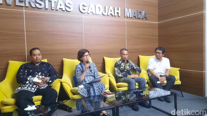 Rektor UGM Ova Emilia saat jumpa pers tentang isu ijazah palsu Presiden Jokowi, Selasa (11/10/2022)