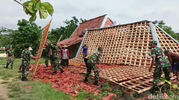 Personel TNI melakukan pendampingan perbaikan dan pembersihan puing rumah roboh di Kalipang, Kecamatan Gabus, Kabupaten Grobogan.