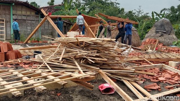 Warga bergotong royong mengevakuasi rumah ambruk usai diterjang hujan dan angin kencang di Grobogan.