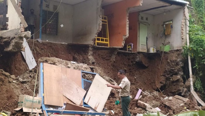 Rumah warga di Bandung Barat hancur