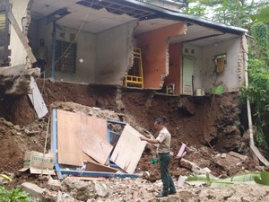 Rumah di KBB Hancur Tertimpa Tembok Antilongsor