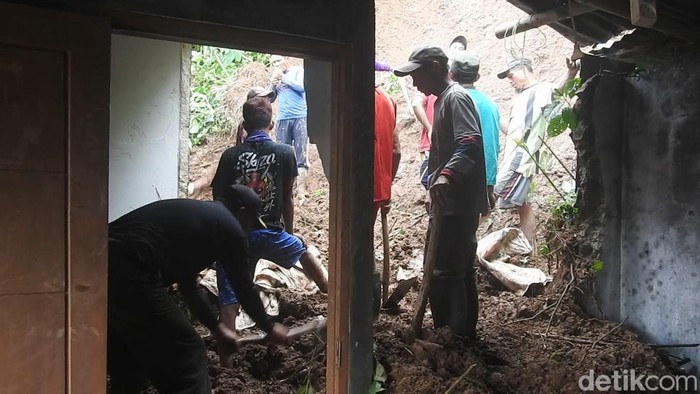Rumah warga di Desa Jembangan, Kecamatan Punggelan, Banjarnegara, yang tertimpa tanah longsor, Selasa (11/10/2022).