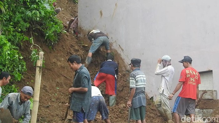 Rumah warga di Desa Jembangan, Kecamatan Punggelan, Banjarnegara, yang tertimpa tanah longsor, Selasa (11/10/2022).