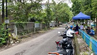 Bagian gerbang rumah ini sudah ditutup seng.