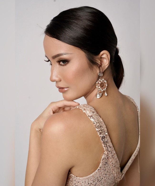 Sayangnya kemenangan Lesley yang bekerja malah menjadi kontroversi bahkan ia diminta mundur. Netizen Malaysia membuat petisi untuk menolak partisipasinya dalam ajang internasional mewakili negara mereka. Hal tersebut dikarenakan sebuah video yang beredar menampilkan Lesley bermain dengan souvenir berbentuk alat kelamin pria yang didekatkan ke wajahnya.Foto: Instagram @lesleycwyyy