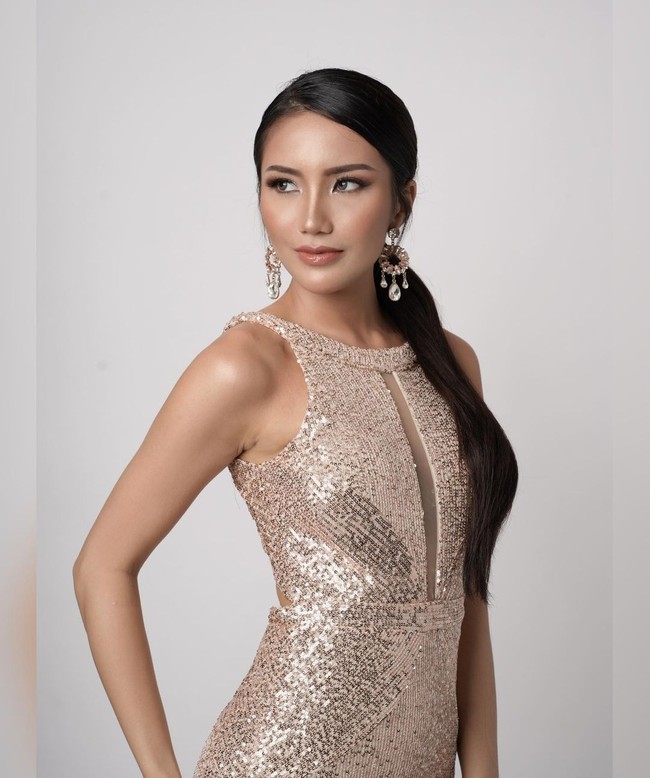 Kontes kecantikan adalah soal memberdayakan wanita, ayo sebarkan kebaikan bukan kebencian. Kamu bisa mencari tentang Lingga di Google untuk tahu lebih banyak mengenai souvenir dari Bali, itu untuk keberuntungan, ungkapnya.Foto: Instagram @lesleycwyyy