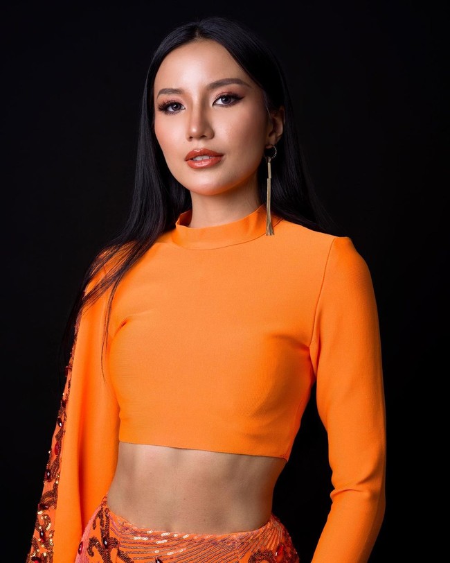 Video lama Lesley yang diposting di Instagram-nya tersebut jadi viral dan menimbulkan kecaman. Sejumlah netizen beralih ke akun Instagram Miss Universe Malaysia. untuk menulis komentar pedas. Beberapa orang yang kontra bahkan menyebutnya punya bad attitude hingga menjuluki Miss Dildo. Foto: Instagram @lesleycwyyy