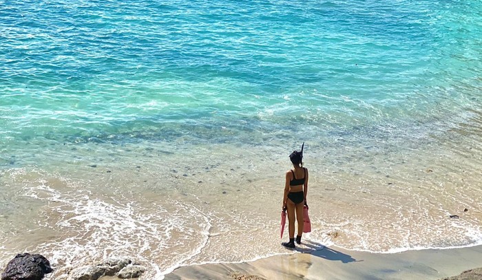 Salah satu wisatawan saat akan melakukan aktivitas snorkeling di Pantai Blue Lagoon (istimewa)