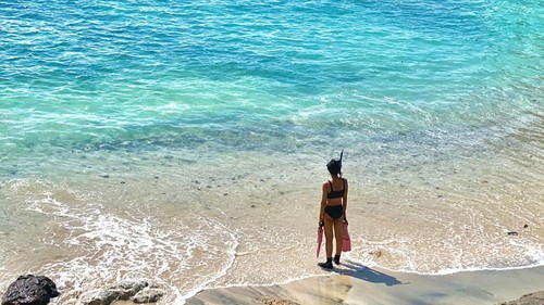 Salah satu wisatawan saat akan melakukan aktivitas snorkeling di Pantai Blue Lagoon (istimewa)