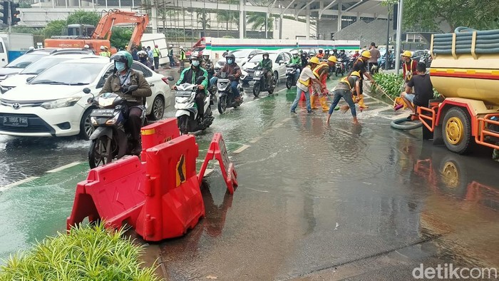 Saluran pipa air di sekitar Halte Bundaran HI, Jalan MH Thamrin, Jakarta, bocor. Genangan air terlihat di kawasan ini dan menyebabkan lalu lintas tersendat. (Adrial Akbar/detikcom)