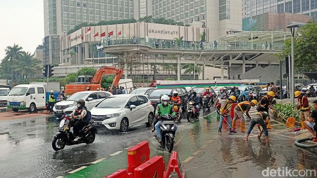 Saluran pipa air di sekitar Halte Bundaran HI, Jalan MH Thamrin, Jakarta, bocor. Genangan air terlihat di kawasan ini dan menyebabkan lalu lintas tersendat. (Adrial Akbar/detikcom)