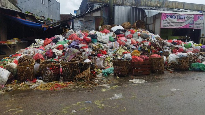 Sampah menumpuk di Pasar Picung Pandeglang mengakibatkan para pedagang dan pembeli terganggu (Aris/detikcom)