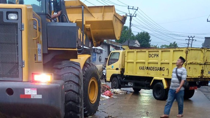 Sampah Menumpuk di Pasar Picung Pandeglang Mulai Dibersihkan (Istimewa)