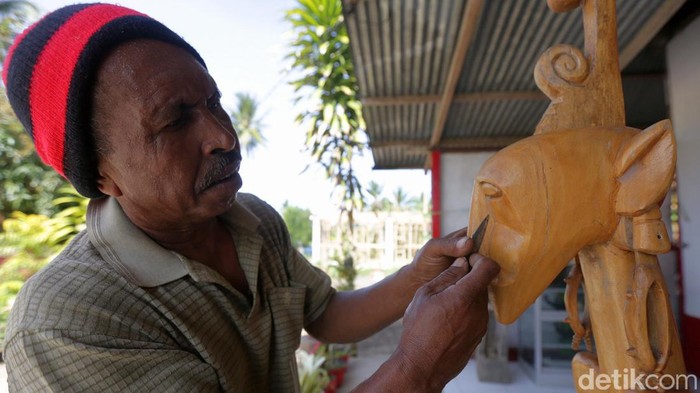Seni Patung Desa Tumbur Penuh Makna Kehidupan Desa Tumbur di Kabupaten Kepulauan Tanimbar dikenal sebagai penghasil patung kayu artistik. Setiap patung punya makna filosofis yang menggambarkan kehidupan nenek moyang.