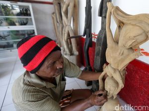 Menyelami Makna Kehidupan Lewat Seni Patung Desa Tumbur