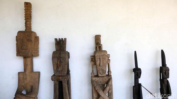 Desa Tumbur di Kabupaten Kepulauan Tanimbar dikenal sebagai penghasil patung kayu artistik. Setiap patung punya makna filosofis yang menggambarkan kehidupan nenek moyang.