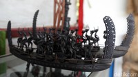 Olivia mengungkapkan sepasang patung dengan tinggi sekitar 1 meter dijual seharga Rp 10 juta. Selain patung berbentuk manusia, warga Desa Tumbur juga membuat kerajinan ukiran. Satu yang paling populer adalah ukiran berbentuk perahu layar. Perahu untuk pajangan itu memiliki berbagai ukuran. Harganya bervariasi, mulai dari Rp 300 ribu sampai Rp 3 juta untuk ukuran paling besar.