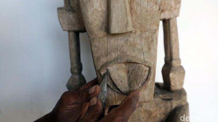 Desa Tumbur di Kabupaten Kepulauan Tanimbar dikenal sebagai penghasil patung kayu artistik. Setiap patung punya makna filosofis yang menggambarkan kehidupan nenek moyang.
