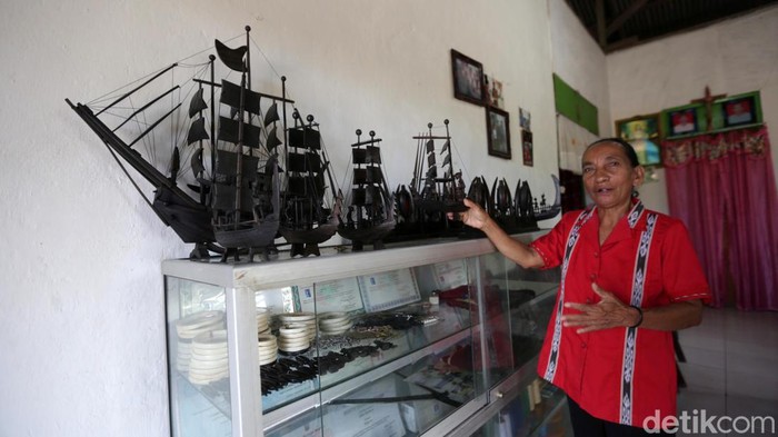 Seni Patung Desa Tumbur Penuh Makna Kehidupan Desa Tumbur di Kabupaten Kepulauan Tanimbar dikenal sebagai penghasil patung kayu artistik. Setiap patung punya makna filosofis yang menggambarkan kehidupan nenek moyang.