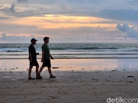 Senja di Seminyak Dipotret Galaxy Z Fold 4