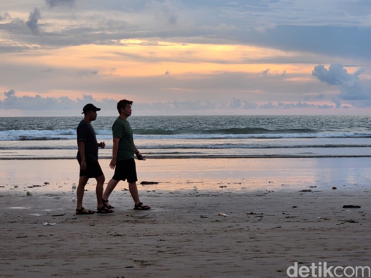 Senja di Seminyak Dipotret Galaxy Z Fold 4