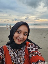 Senja di Seminyak Dipotret Galaxy Z Fold 4