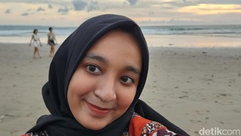 Saya pun iseng untuk mencoba selfie dengan kamera depan Galaxy Z Fold 4 5G. Langit senja tertangkap dengan baik. Foto: Aisyah Kamaliah/detikcom