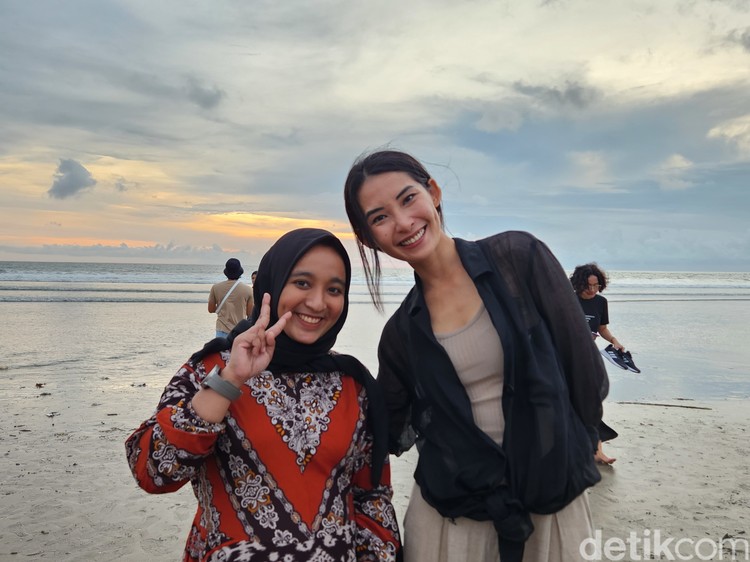Senja di Seminyak Dipotret Galaxy Z Fold 4