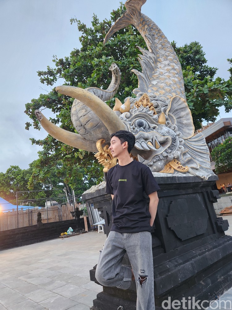 Senja di Seminyak Dipotret Galaxy Z Fold 4