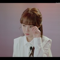 Selama sesi wawancara, Seo Ha Ni menitihkan air mata karena membicarakan kesulitannya berkencan di masa lalu. Para pria meminta foto-foto seksinya dan hanya mendekatinya sebagai objek seksual. Foto: dok. Disney+ Hotstar