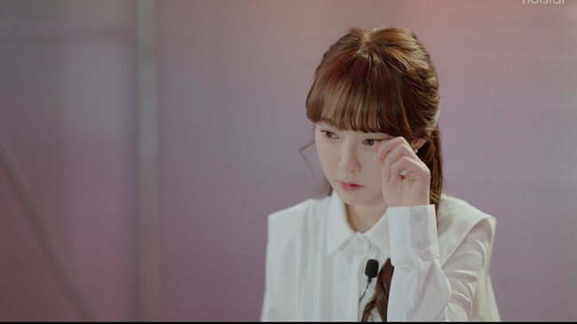 Selama sesi wawancara, Seo Ha Ni menitihkan air mata karena membicarakan kesulitannya berkencan di masa lalu. Para pria meminta foto-foto seksinya dan hanya mendekatinya sebagai objek seksual. Foto: dok. Disney+ Hotstar