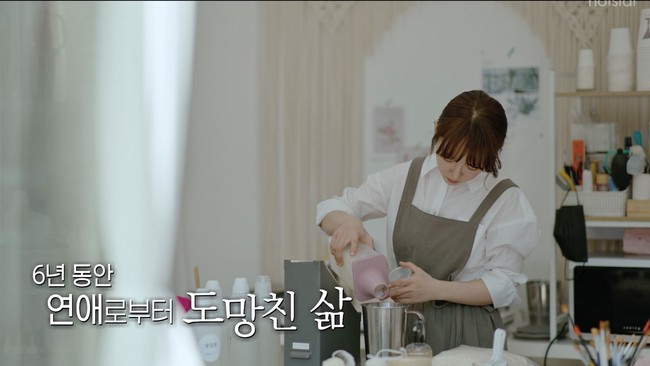 Dalam episode pertama Pink Lie, Seo Ha Ni mengaku sudah menjadi bintang porno selama lima tahun. Dia akhirnya pensiun dan bekerja di sebuah studio pembuatan lilin. Foto: dok. Disney+ Hotstar