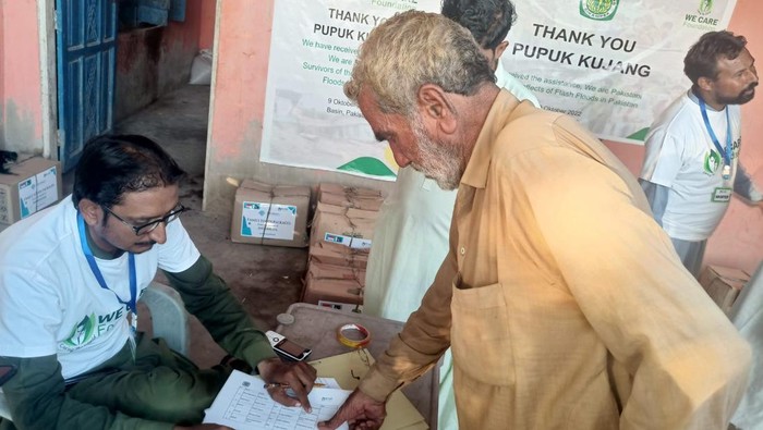 Serah terima bantuan dari PT Pupuk Kujang kepada masyarakat Pakistan yang didistribusikan oleh lembaga bantuan asal Pakistan, We Care Foundation.
