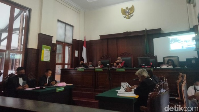 Sidang putusan terdakwa di PN Surabaya